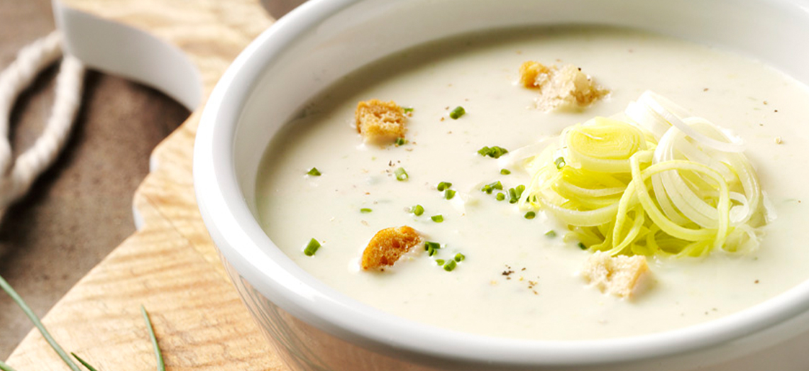 Preisoep met gesmolten roquefort, croutons en verse bieslook
