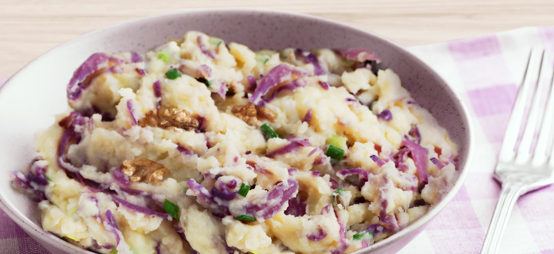 Rode kool stamppot met appel, walnoten en brie