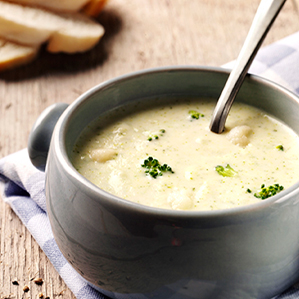 Romige bloemkool-broccolisoep met brie