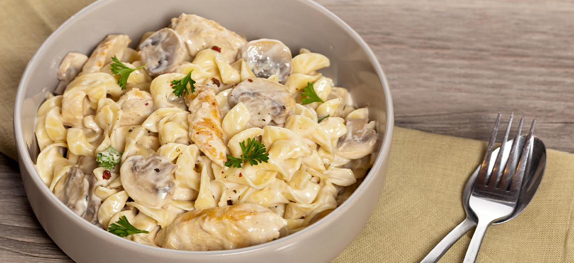 Tagliatelle met kip, kastanjechampignons en Parmezaanse kaas