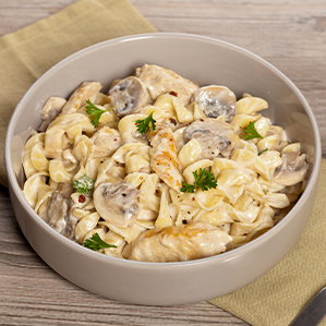 Tagliatelle met kip, kastanjechampignons en Parmezaanse kaas