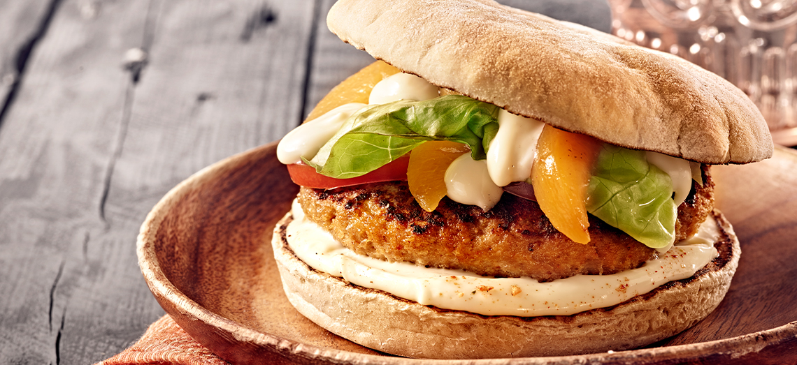 Tropical burger met brie en perzik