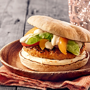 Tropical burger met brie en perzik
