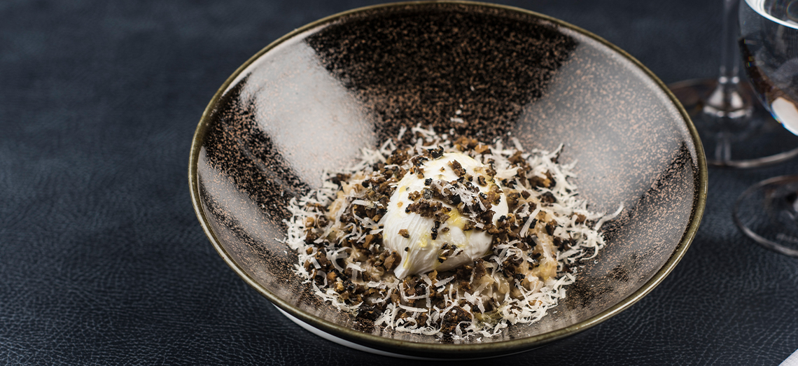 Truffelrisotto met gepocheerd Hoeve-ei en Parmezaanse kaas