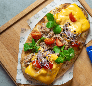 Tuna melt met naanbrood en ERU Slices Cheddar